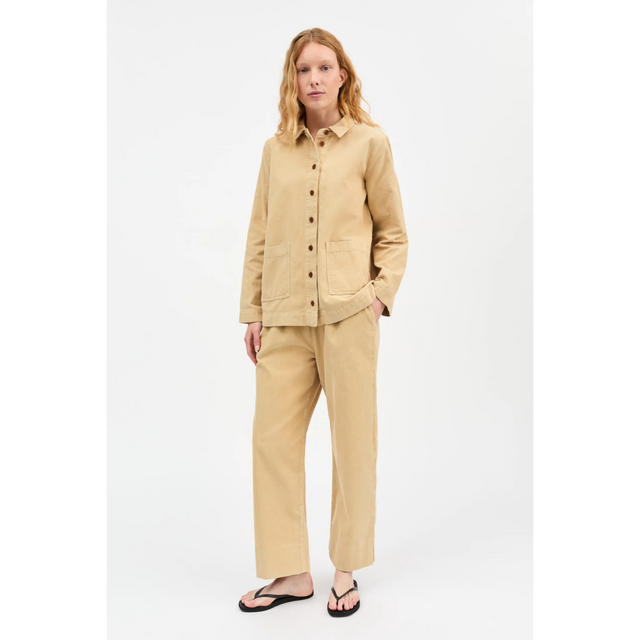 Smuk beige Jin overshirt fra Skall - hel model