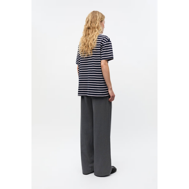 Kulla t-shirt i stribet navy farve fra envii - helfigur
