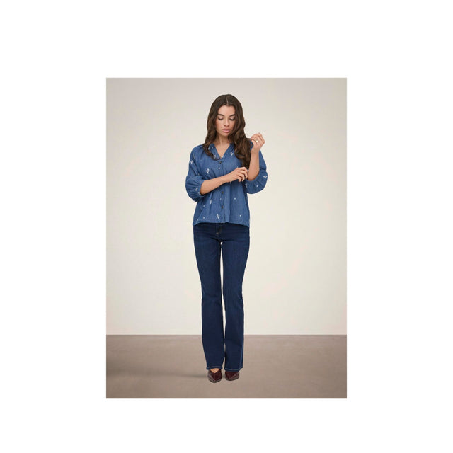 Let denim skjorte fra JDY - helfigur