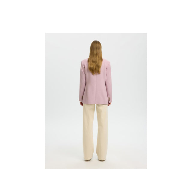 Smuk lyserød Rita classic blazer fra Selected Women - helfigur bag