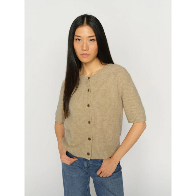 Smuk Thora kortærmet cardigan fra Mos Mosh - model