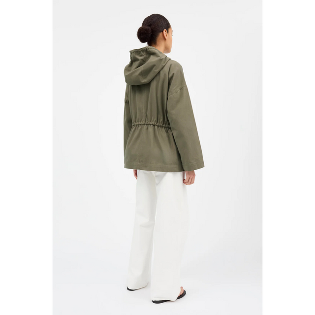 Garden parka jacket i smuk khakigøn fra Skall Studio - bag