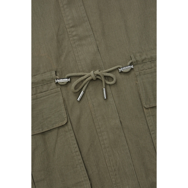 Garden parka jacket i smuk khakigøn fra Skall Studio - closeup