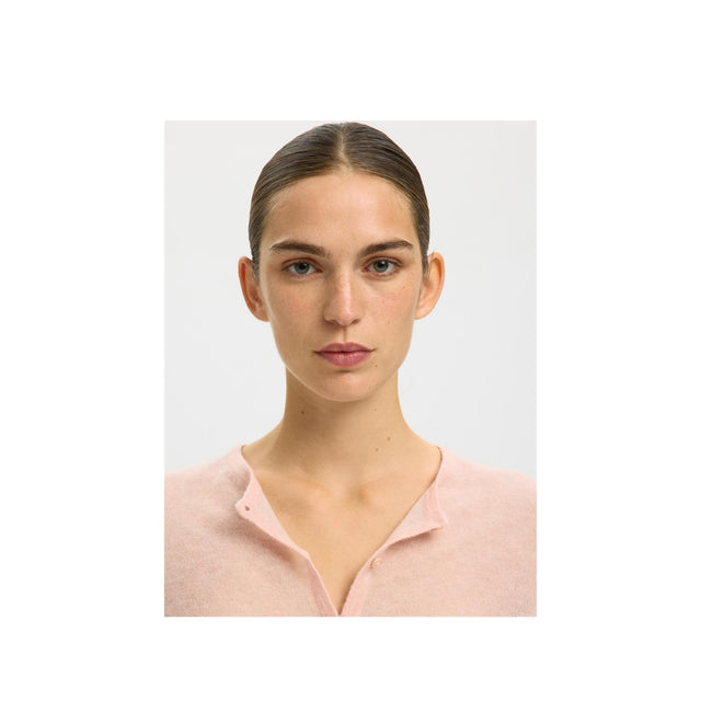 Pale dogwood strik cardigan fra Selected woman - closeup