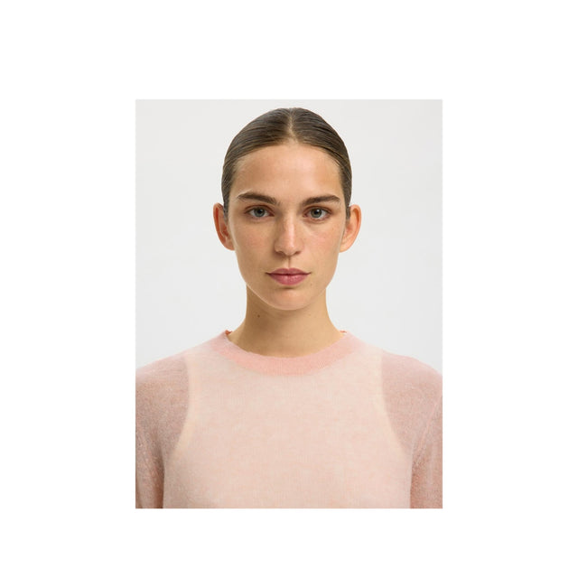 Pale dogwood strik t-shirt fra selected woman - closeup