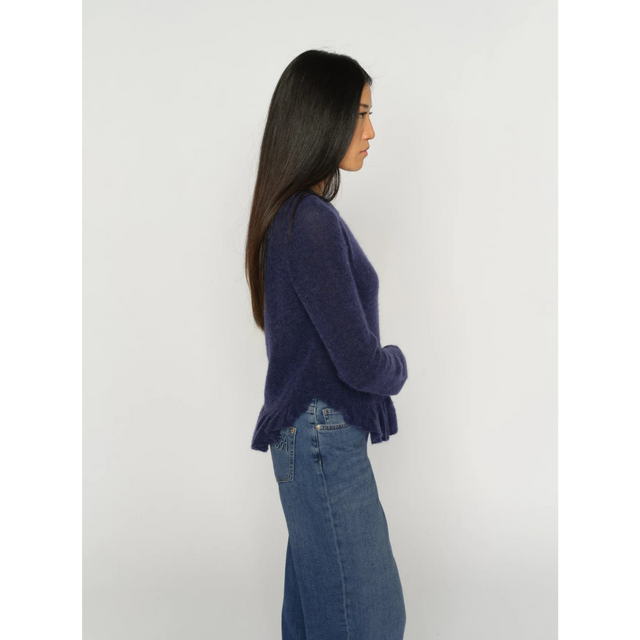 Mape Alice Strikcardigan i en smuk blå farve fra Mosh Mosh - model fra siden